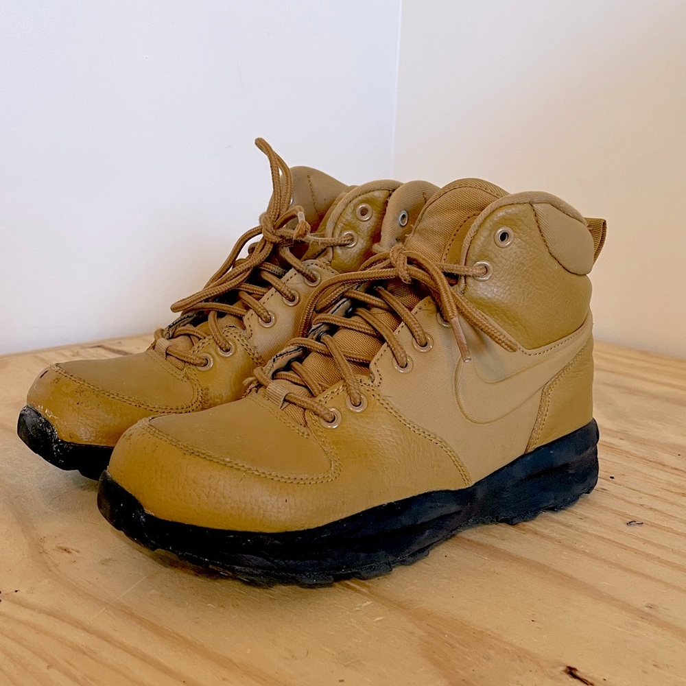 Nike Shoes | Kids Youth Size 5Y | Tan Color